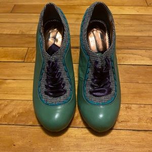 Poetic license Green heels